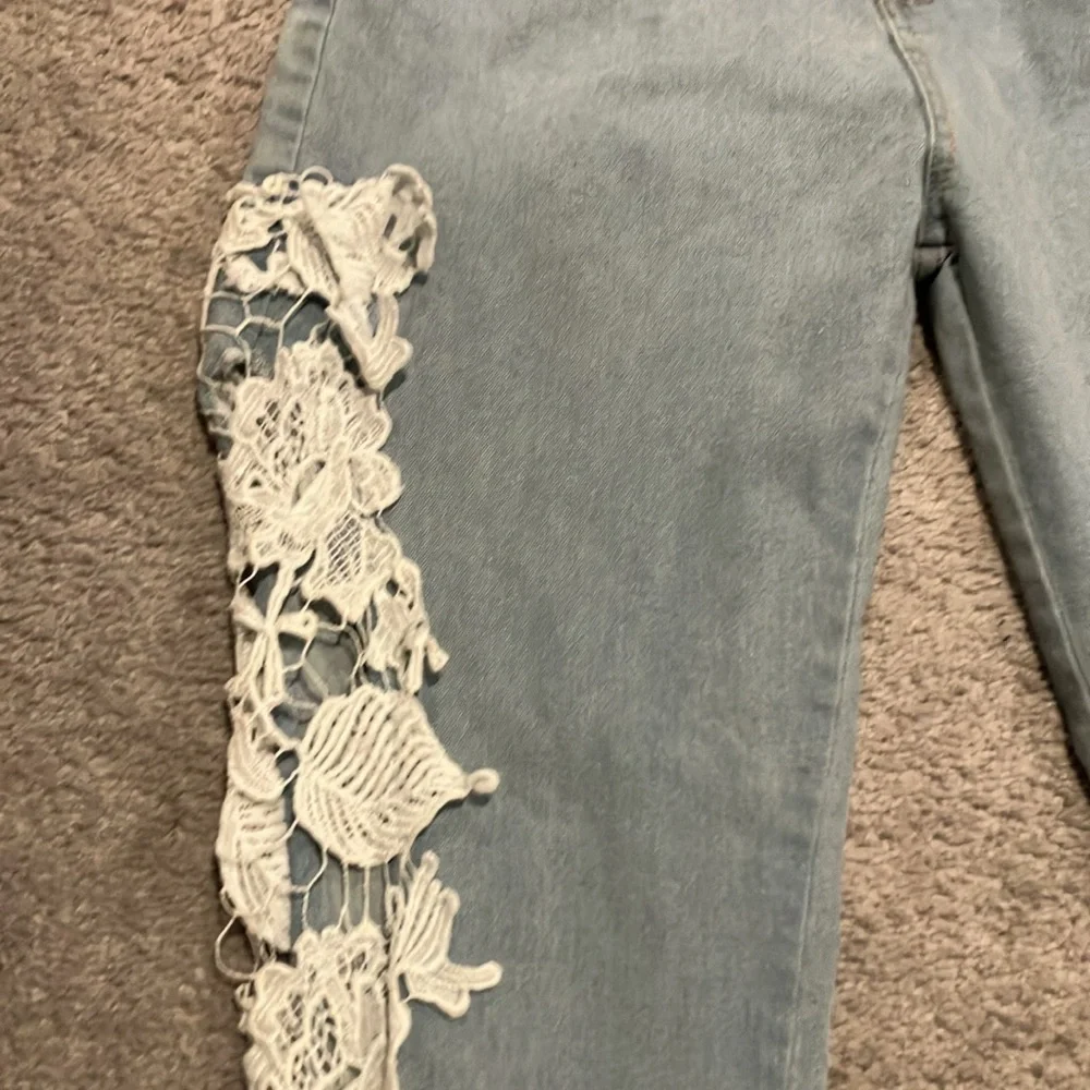 Jeans With White Lace Detail - Picture 2 of 12